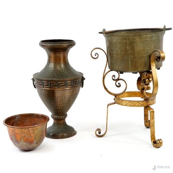 Lotto di vasi in metalli diversi, XX secolo, alt. max cm 58.