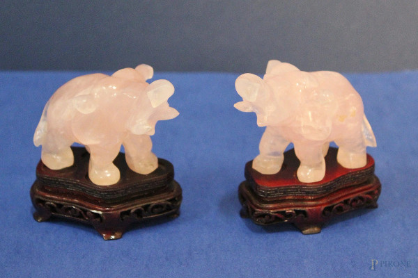 Coppia elefanti in quarzo rosa con basi in tek, Cina XX sec,h 7 cm.