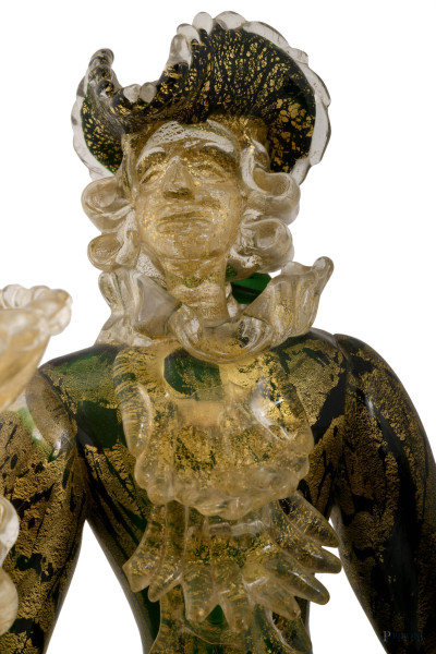 Coppia di candelabri a foggia di figure veneziane in vetro di murano trasparente, verde e nero co...