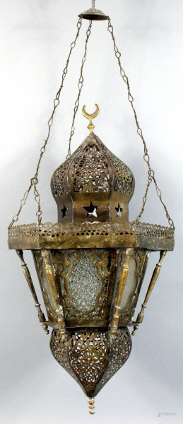 Lampada a sospensione in metallo lavorato, arte orientale XIX secolo, altezza 63 cm.
