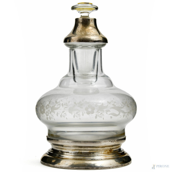 Bottiglia da assenzio in vetro e argento 800/00, decori floreali a graffio lungo la fascia perimetrale mediana, XX secolo, altezza cm 17, peso lordo gr. 340, (segni di usura del tempo)