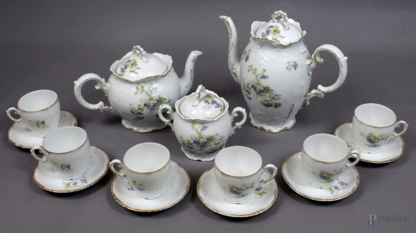 Servizio da tè in porcellana bianca con decori floreali, composto da: una teiera, una cioccolatiera, una zuccheriera e sei tazzine con piattini, altezza max. 24 cm, fine XIX secolo.
