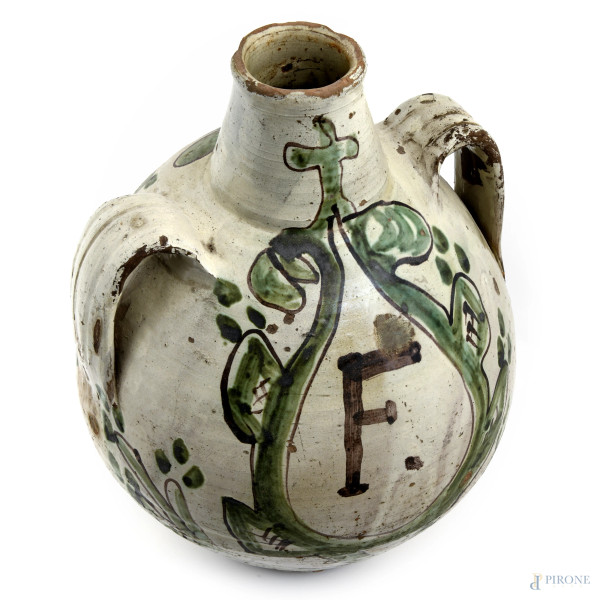Otre biansato in maiolica dipinta e smaltata nei toni del bianco e del verde, XX secolo, altezza ...