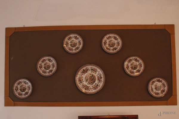 Servizio di piatti da dolce in maiolica inglese a decoro di paesaggi, composto da: un vassoio e sei piattini, diametro 25 cm.