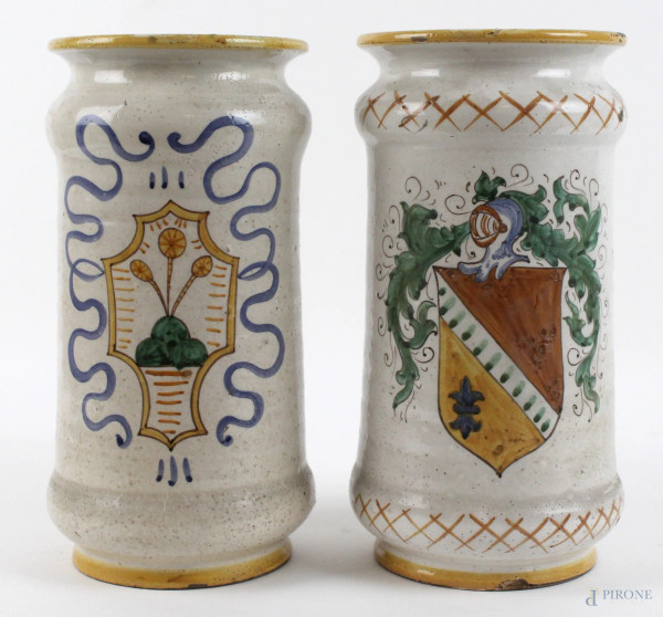 Due albarelli in maiolica policroma, decorati con stemmi araldici, altezza cm. 25,5, diametro cm. 12, marcati al retro, XX secolo.