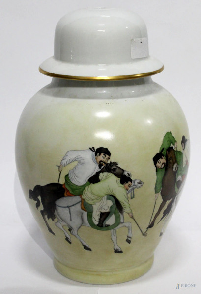 Base per lampada in porcellana a decoro di giocatori di polo, h. cm 33