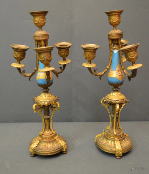 Coppia di candelabri a tre luci in bronzo cesellato e dorato, parte centrale in porcellana di Sevres, Francia XIX sec, (difetti), h. 36 cm.
