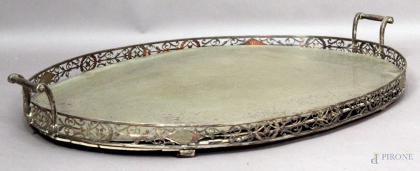 Vassoio a guantiera in argento, con bordo traforato, (piano sorretto da tavola), lunghezza 75x51,5, XIX secolo.