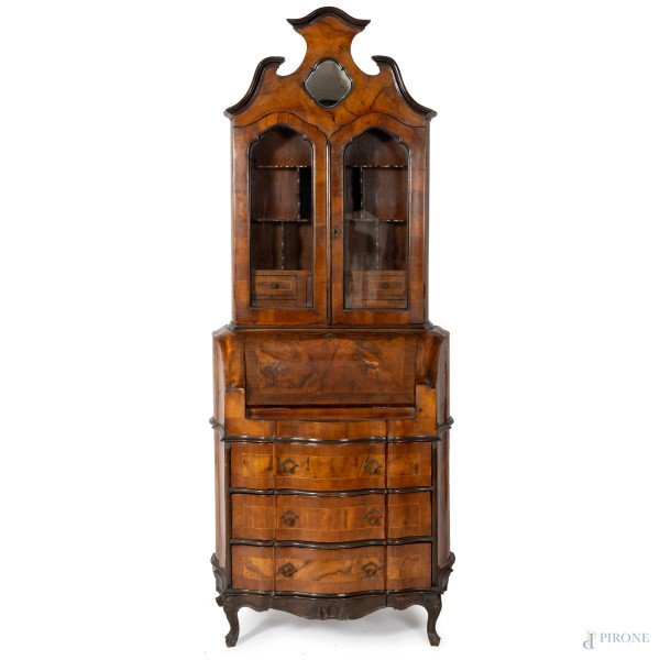 Trumeau impiallacciato in radica con fronte mosso a tre cassetti in colonna, piano a ribalta celante piano scrittoio e vani portaoggetti, XX secolo, cm 214x84x45, (segni di usura, scalfiture, graffi, difetti)