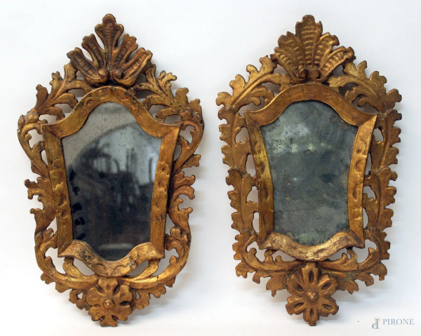 Coppia specchierine in legno intagliato e dorato a foglie d&#39;acanto, H 46 cm, XIX sec.