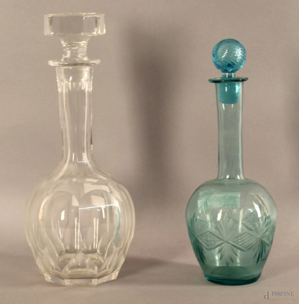 Lotto di due bottiglie in vetro e cristallo, altezza max. 30 cm.