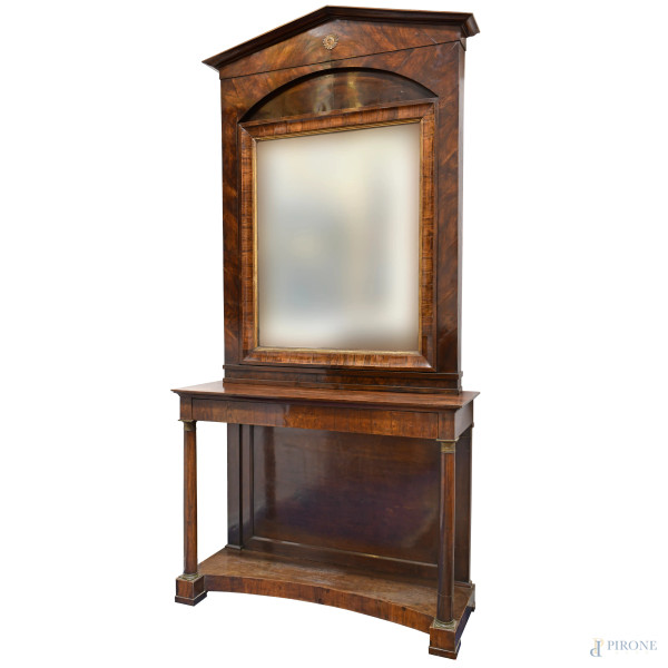 Consolle stile impero impiallacciata in piuma  di mogano, con corpo inferiore poggiante su coppia di colonne lisce raccordate da pedana e corpo superiore timpanato e munito di specchiera, XX secolo, cm 253x123x44 (segni di usura, difetti)
