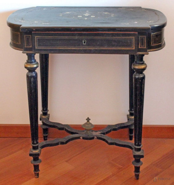 Tavolinetto Napoleone III ad un cassetto in legno ebanizzato con filetti ed intarsi in ottone e avorio, altezza 76x41 cm.(difetti)