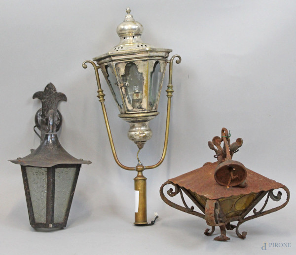Lotto di tre lampade in metallo di cui una processionale, cm h 60, (difetti).