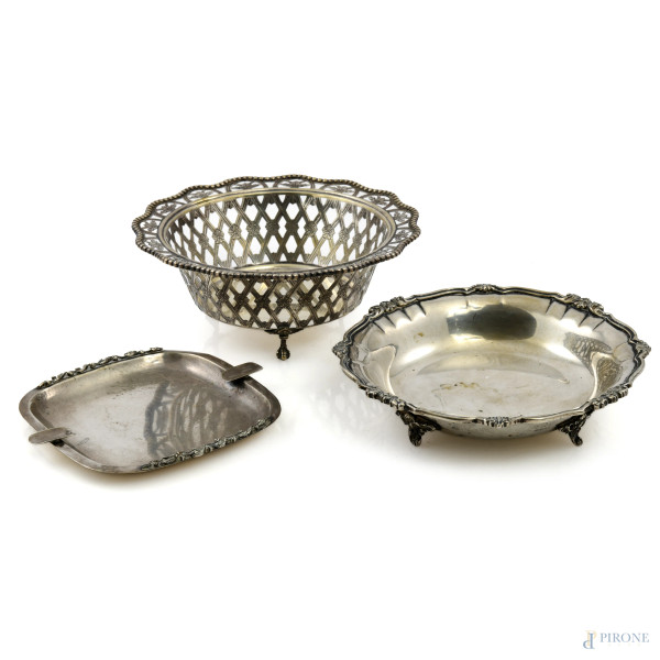Lotto di tre centrini in argento 800/000, misure massime cm 7,5x18, peso complessivo gr 450