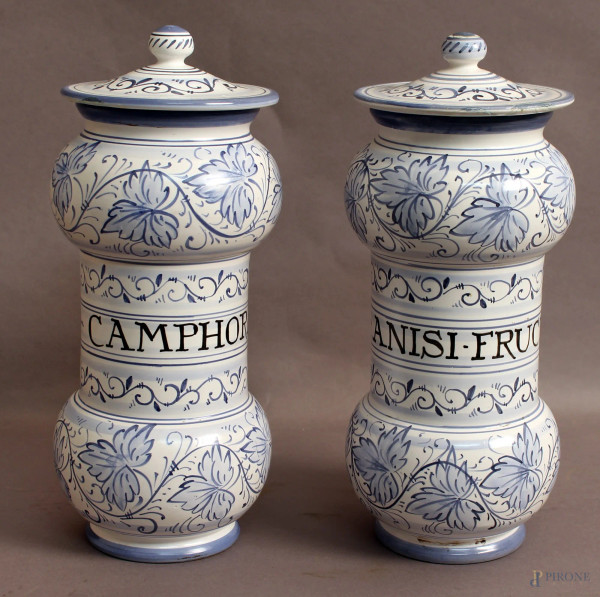 Lotto composto da una coppia di vasi da farmacia in maiolica bianca e blu a decoro vegetale, H 30 cm, difetti.