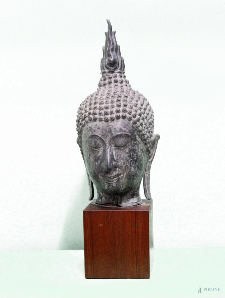 Testa di Budda, scultura in bronzo su base in legno, Cina XX sec, h. 47 cm.