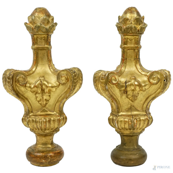 Coppia di portapalme in legno intagliato e dorato, XIX secolo, cm h 27, (difetti e restauri).