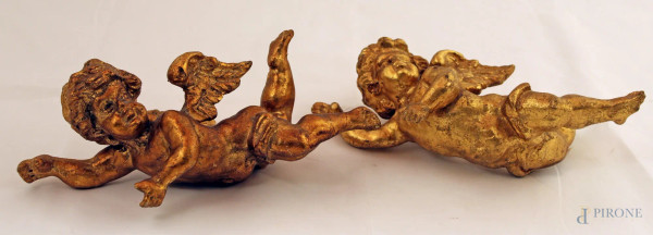 Coppia di putti alati in legno dorato, fine XIX sec, h. 24 cm
