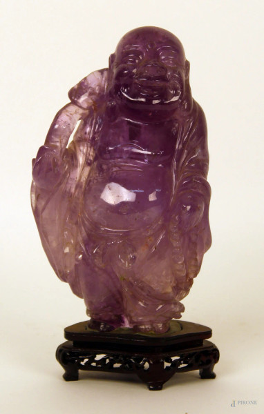 Budda, scultura in ametista, poggiante su base in legno, H. 16 cm.