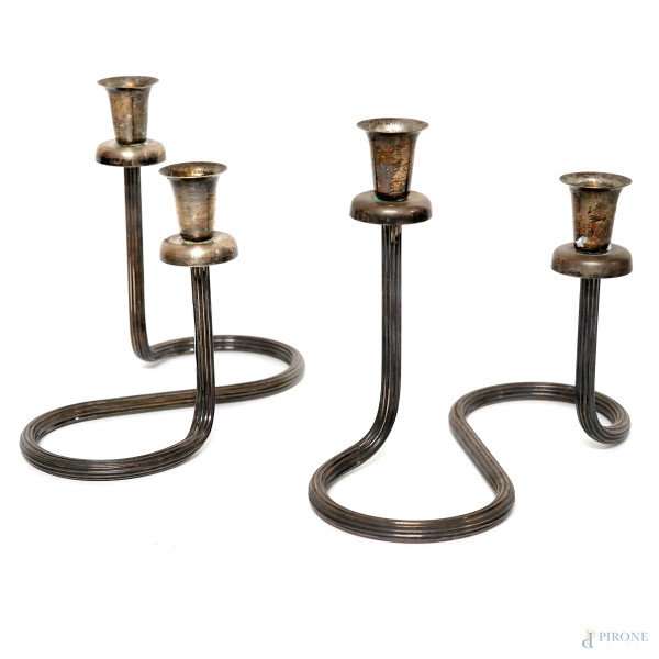 Coppia di candelieri a due fuochi in argento, 800/000, cm 20x23x17, peso complessivo gr 560