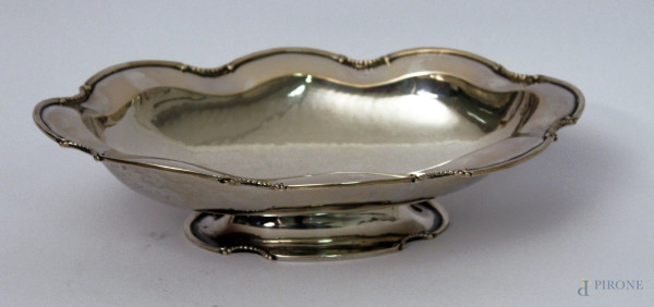Alzata centrotavola di linea ovale centinata in argento, gr. 515.