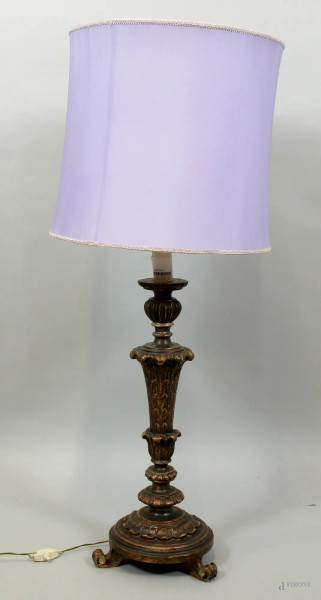 Lampada in legno intagliato e dorato a mecca, altezza 98 cm.