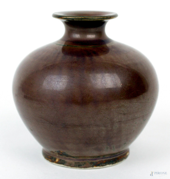 Vasetto in porcellana color marrone, altezza cm. 7,5, arte orientale, inizi XX secolo, (cadute di colore).