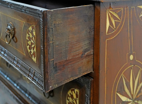 Inginocchiatoio intarsiato in varie essenze con cassettone alla base e tre cassetti a scandire il...