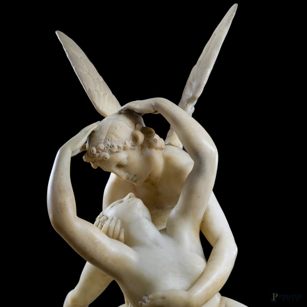 Amore e Psiche, XIX secolo, scultura in alabastro, cm 49x78x39, ali removibili, (scalfiture, graf...