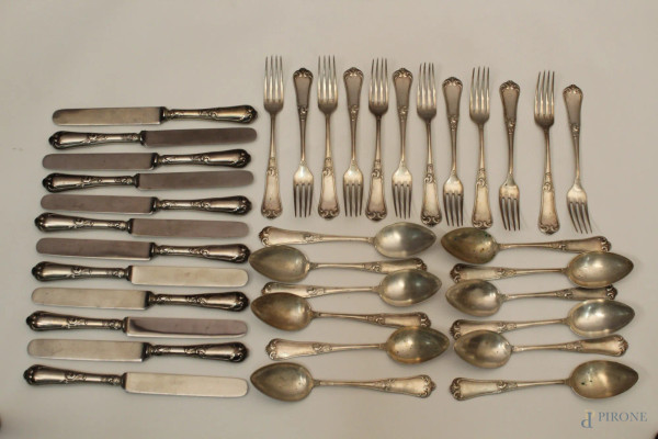 Servizio composto da dodici forchette, dodici coltelli e dodici cucchiai in argento, gr. 1800, escluse lame.