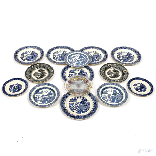 Lotto di piatti con decorazione di ispirazione orientale di varia foggia, XX secolo, (difetti e rotture)