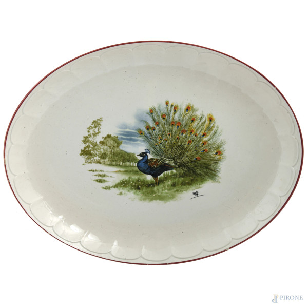 Vassoio in maiolica a fondo bianco con decoro a pavone al cavetto, XX secolo, cm 6x55,5x42,5, (segni di usura, scalfiture, difetti)