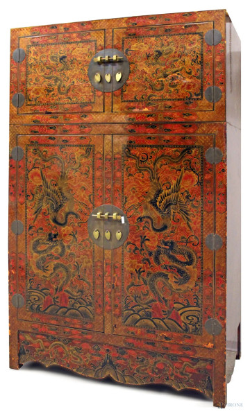 Armadio a quattro sportelli, fondo in lacca rossa dipinto a scene di paesaggi con figure e draghi, Cina, met&#224; XX sec., cm 214 x 132 x 70.