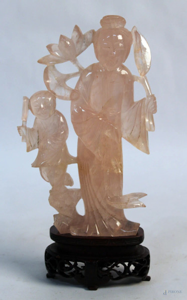 Fior di loto con bambino, scultura in quarzo rosa con base in tek, H 16,5 cm (difetti).