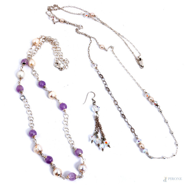 Lotto composto da due collane e due orecchini in metallo argentato, perle, resina ed elementi vitrei, lunghezza massima cm 80