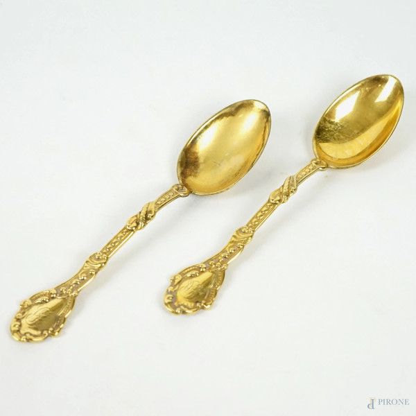 Coppia di cucchiaini in argento dorato, recanti incisione 1860-1910, lunghezza cm 11, peso gr.30, (segni del tempo).