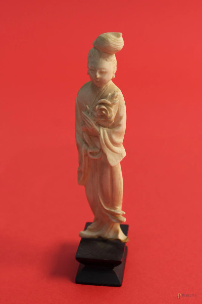 Fior di loto, scultura in avorio, XIX sec, h 11 cm.