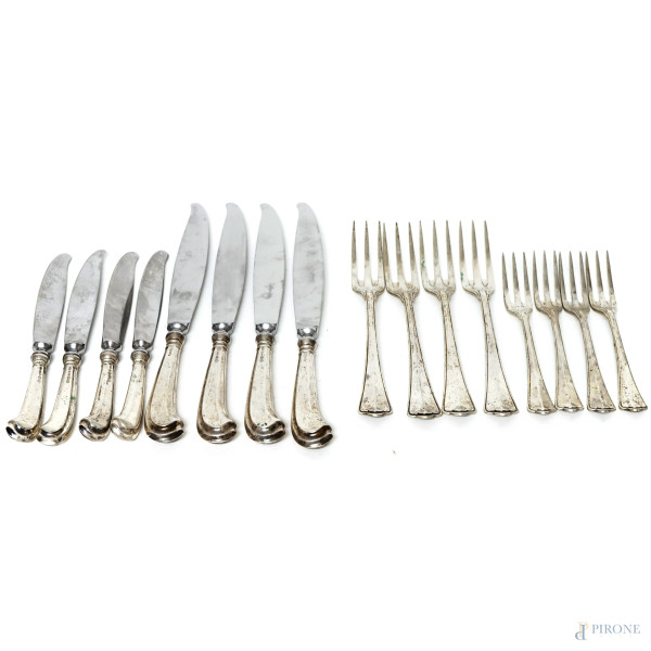 Servizio di posate in argento, XX secolo, composto da 4 coltelli grandi, 4 forchette medie, 4 coltelli medi, 4 forchette piccole, peso netto gr. 359