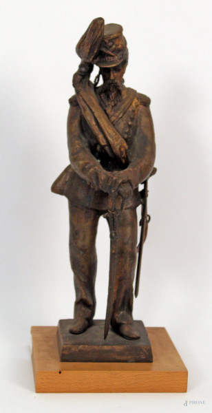 Ufficiale, scultura in bronzo, h. cm 30.