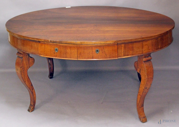 Tavolo di linea ovale in noce con due cassetti laterali, poggiante su quattro gambe mosse , XIX secolo, altezza 81x171x135 cm.