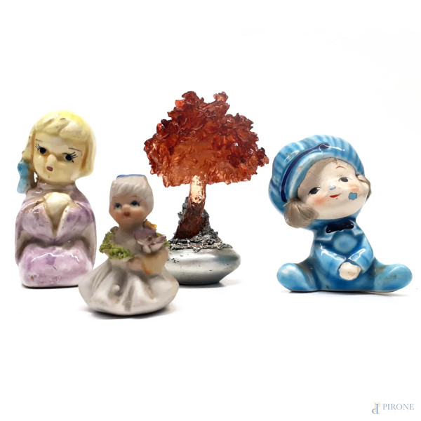 Lotto composto da quattro oggetti di varie forme e dimensioni