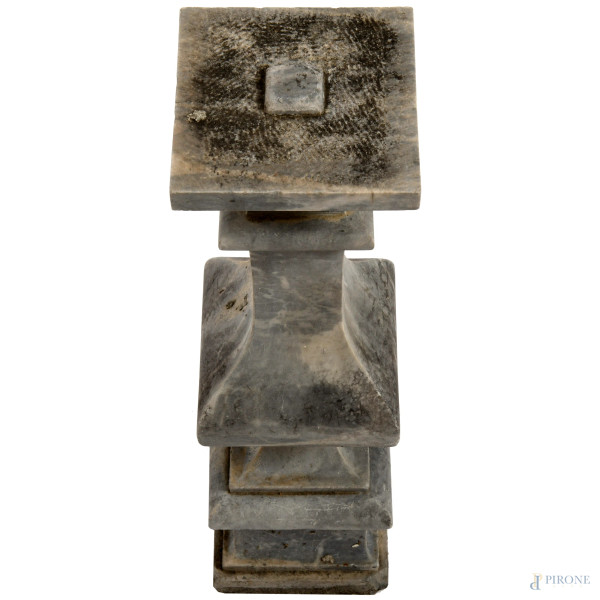 Colonna in marmo grigio, XX secolo, altezza cm 54, (difetti, sbeccature)