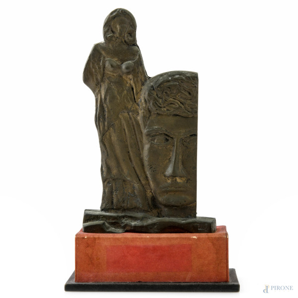 Figura femminile accanto a testa virile, XX secolo, scultura in bronzo su base in compensato rivestito in carta, altezza complessiva cm 28,5, (segni di usura)