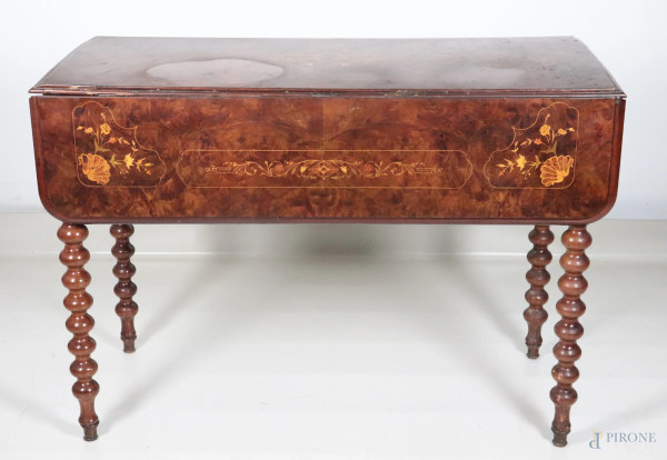Tavolo a bandelle impiallacciato in radica di noce e intarsiato a ghirlande in varie essenze, XX secolo, cm 75x106x52; misure aperto cm 75x106x98,5, (segni di usura, graffi, scalfiture, difetti)