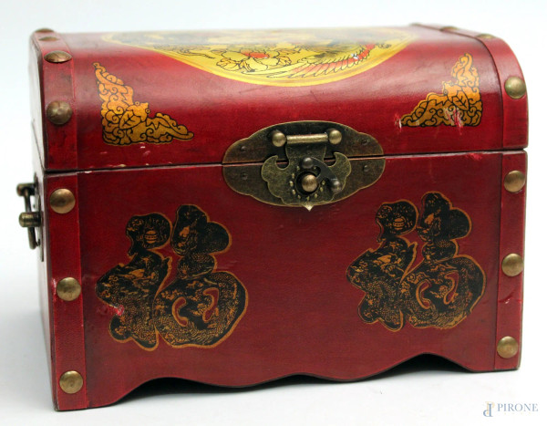Cofanetto in legno laccato con scene di drago, guarnizioni in ottone, h. 13x18x13 cm, arte orientale.