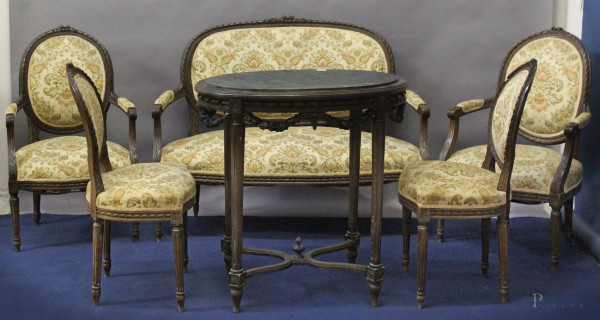 Salotto composto da divano, due poltrone, quattro sedie, un tavolino ed un tripode in noce intagliata, seduta in stoffa, Francia, XIX sec.
