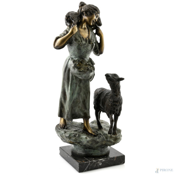 Pastorella, XX secolo, scultura in bronzo su base in marmo, altezza cm 48,5, firmato, (segni di usura)