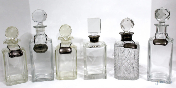 Lotto composto da sei bottiglie da liquore diverse in cristallo e vetro, H massima 23 cm.