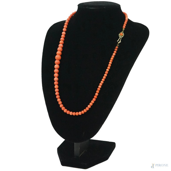 Collana in perle di corallo rosso, chiusura in argento 800, lunghezza cm 60, peso gr. 34,4